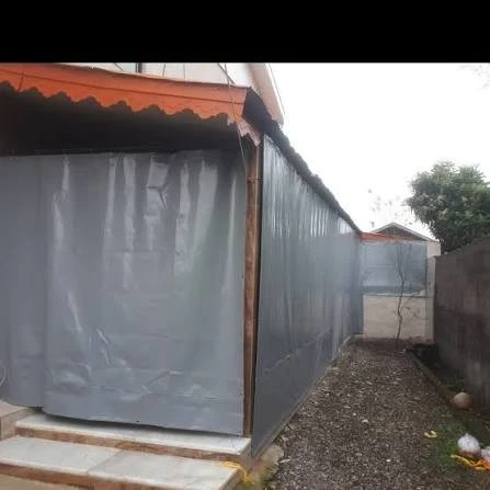 اجرا و نصب پرده برزنتی ضد آب درب ورودی انبار در ارتفاع 2 متر و 30 سانت در عرض 140 سانت